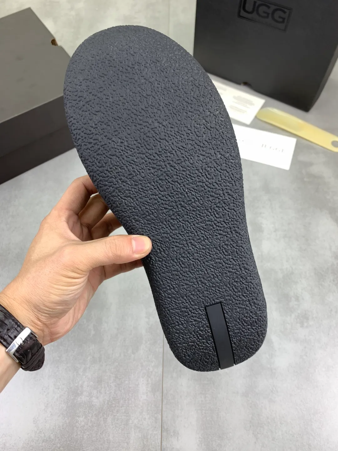 Men's men's shoes 💰P560 New arrival 🆕🆕🆕 IUGGI A pair of handsome Martin boots that want to be "welded" to the feet. Sheep fur lining is comfortable and warm. The anti-slip performance is even better. Matte cowhide with super comfortable stretch velvet. ➕Fine handmade stitching to keep your feet from freezing in the winter. Must be arranged! Perfectly interpreting the essence of Chelsea, trendy and fashionable, casual and versatile. Size: 39-44